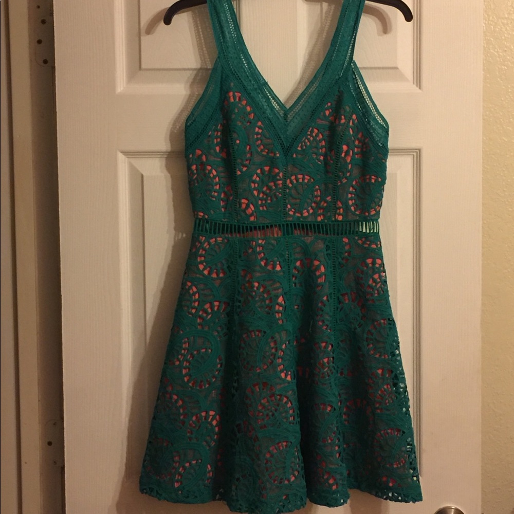 SALE! NWT Gianni Bini V Pierces Lace Dress.